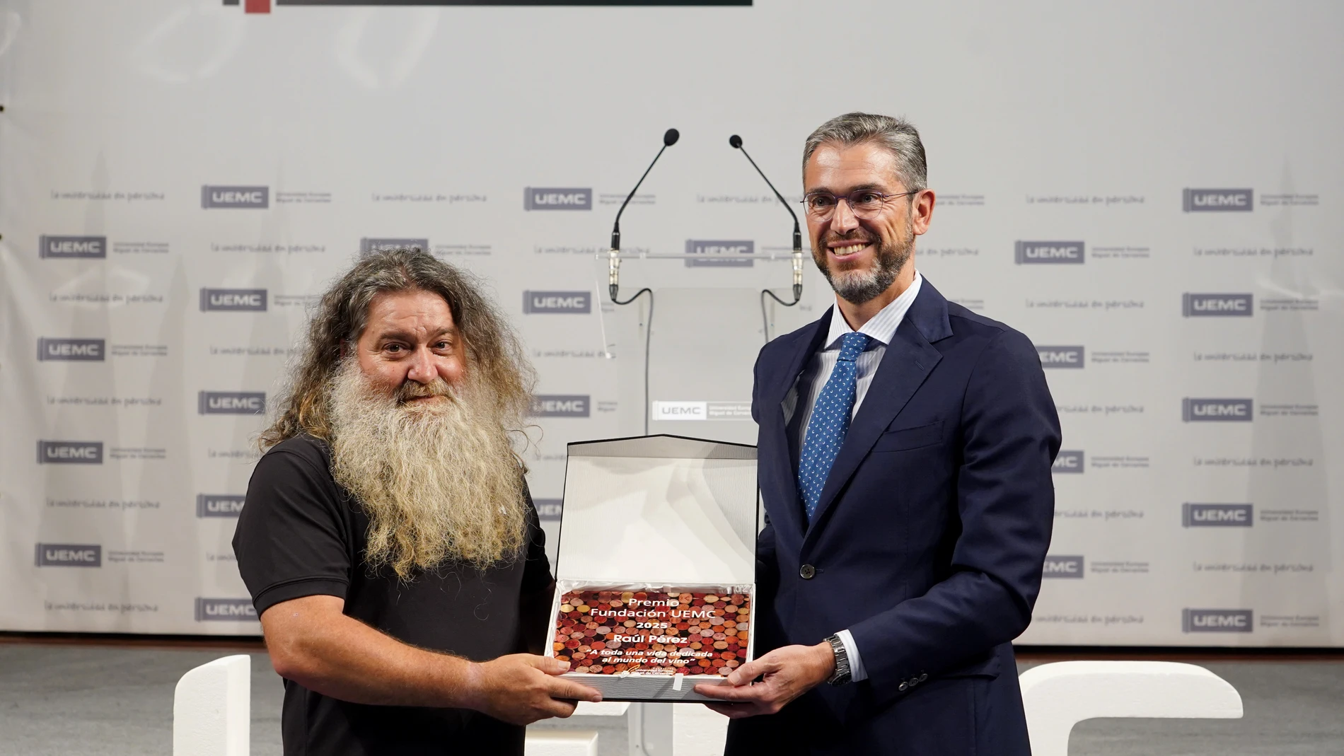 Jesús Zarzuela hace entrega del galardón a Raúl Pérez