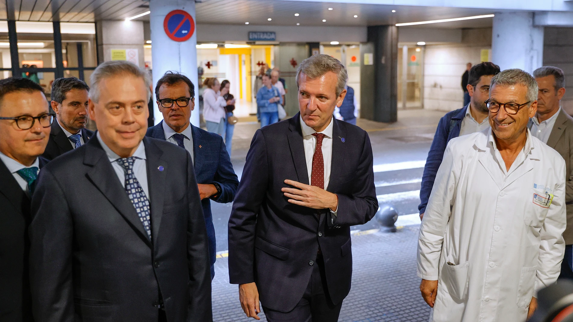 A CORUÑA, 17/07/2025.- El presidente de la Xunta, Alfonso Rueda (c), acompañado por el conselleiro de Sanidade, Antonio Gómez Caamaño (2i) y el conselleiro de Emprego, Comercio e Inmigración, José González Vázquez (i), durante la firma de un convenio con el presidente de la asociación española de Socorros Mutuos de Montevideo, Fernando García (atrás), llevada a cabo este jueves en el hospital de A Coruña (CHUAC) y a la que ha asistido el gerente del hospital, Luis Verde Remeseiro (d). EFE/Cab...