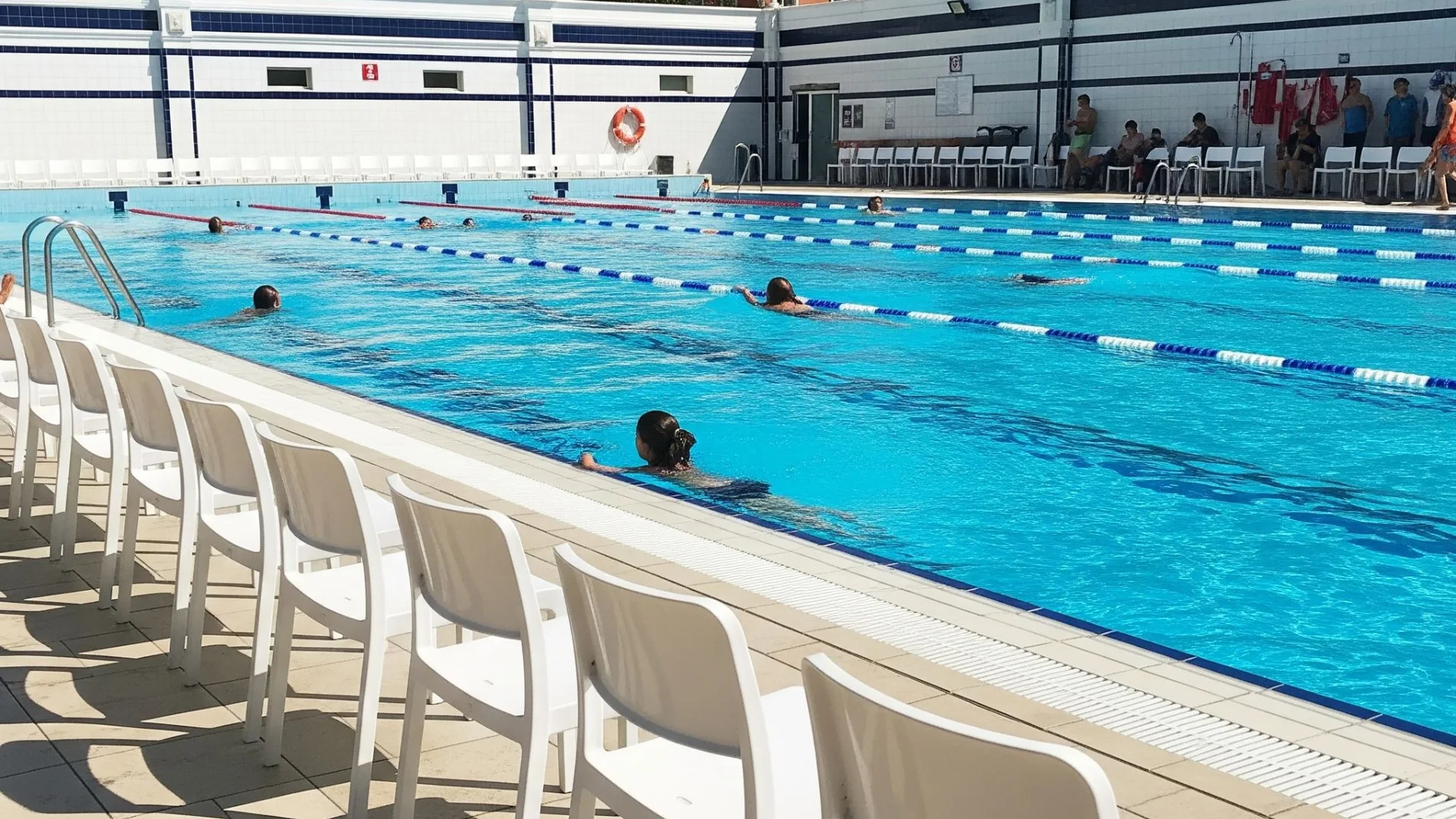Esta acción puede costarte hasta 1.500 euros si vas a una piscina municipal en Madrid