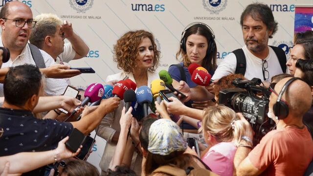 La vicepresidenta primera y ministra de Hacienda, María Jesús Montero, este jueves en declaraciones a los medios de comunicación en Málaga.