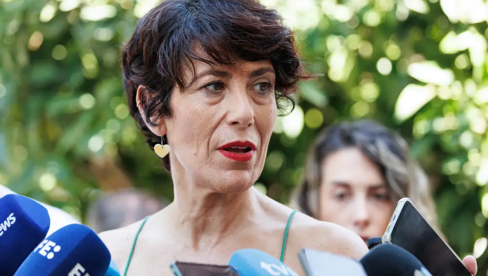 Elma Saiz asiste en Granada al acto 'El arte como altavoz de la cultura gitana'