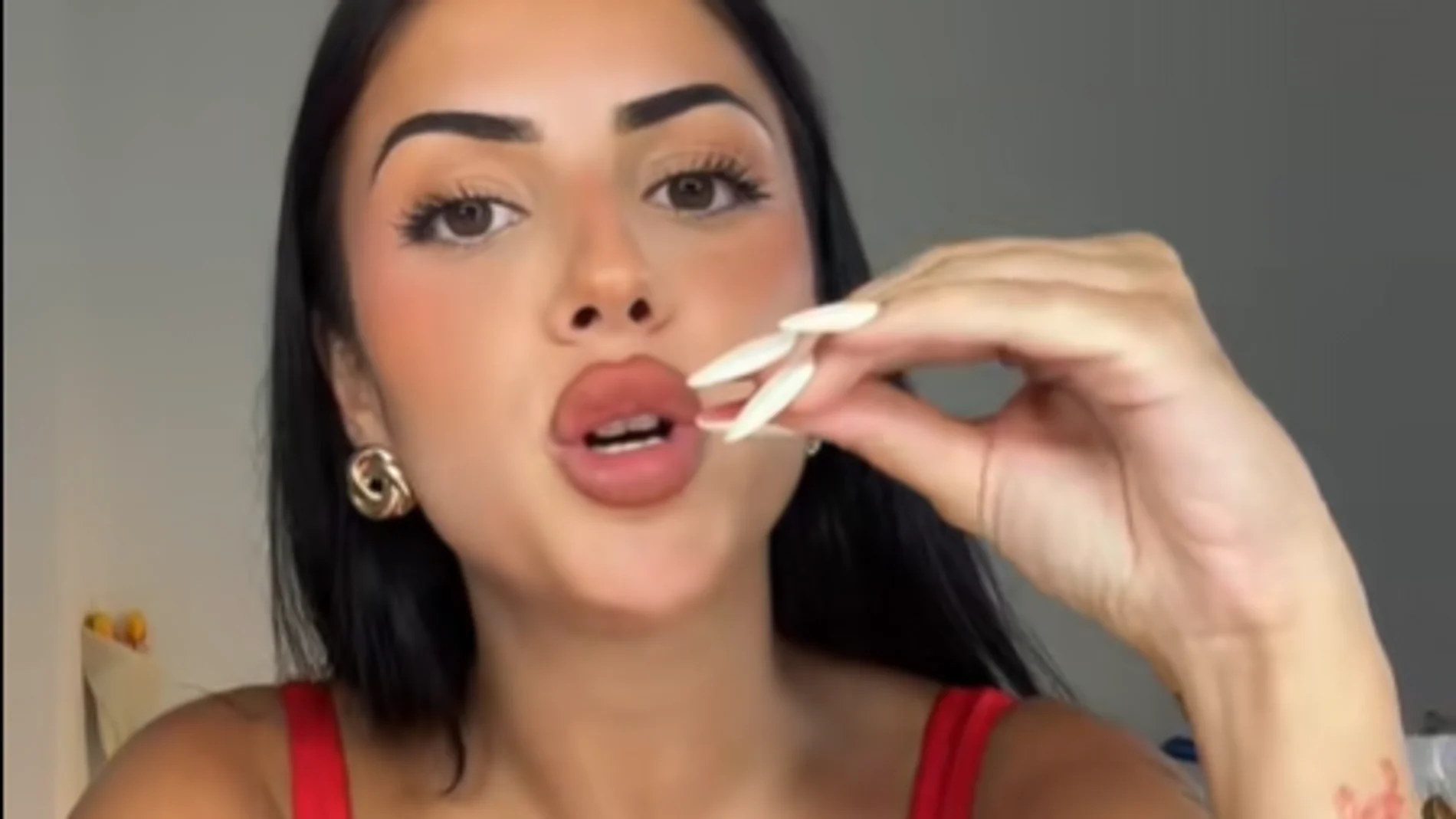 La influencer Lucía Bellido durante su vídeo explicando el engaño