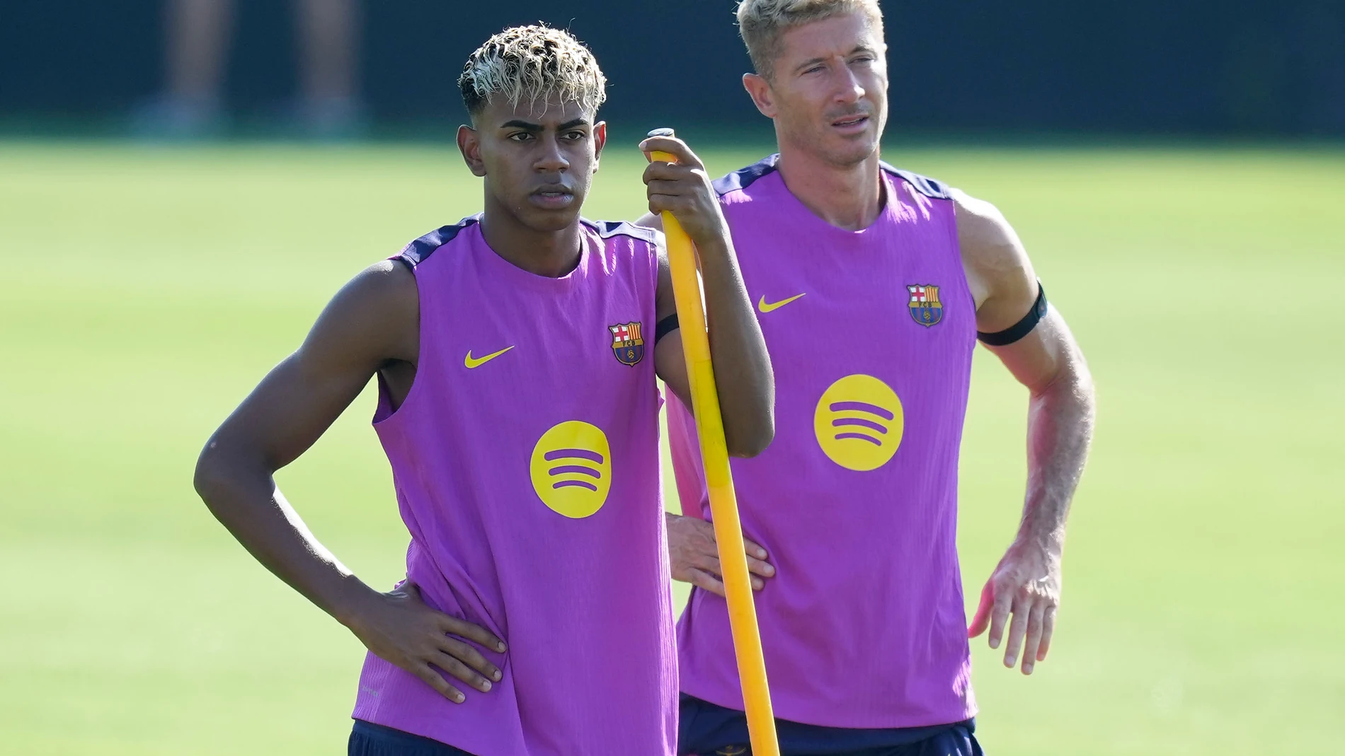 GRAFCAT616 Sant Joan Despí (BARCELONA).- Los jugadores del FC Barcelona, Lamil Yamal y Robert Lewandowski (d), durante el entrenamiento matinal del primer equipo del FC Barcelona en las instalaciones de la Ciudad Deportiva Joan Gamper en Sant Joan Despí (Barcelona). EFE/ Enric Fontcuberta.