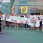 Manifestantes ante las puertas del Ayuntamiento de León