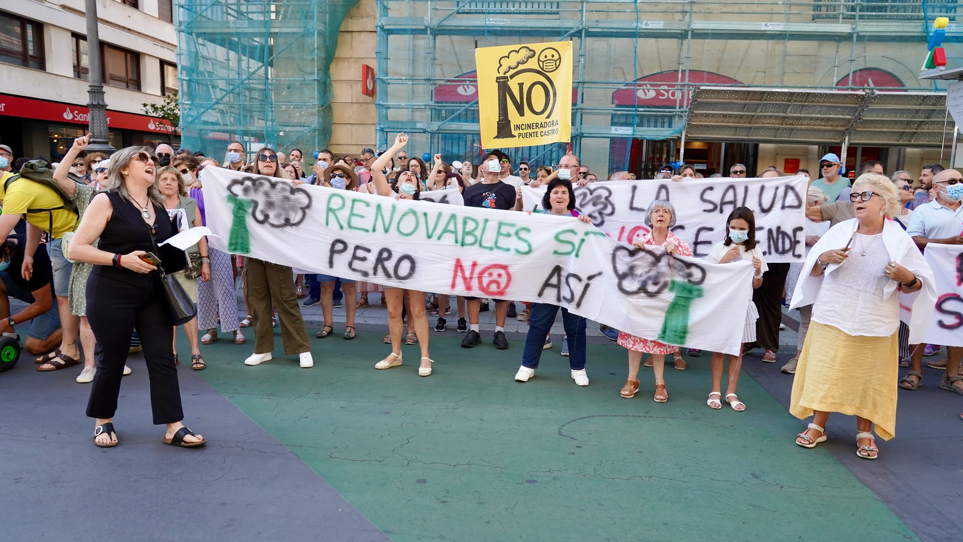 Manifestantes ante las puertas del Ayuntamiento de León