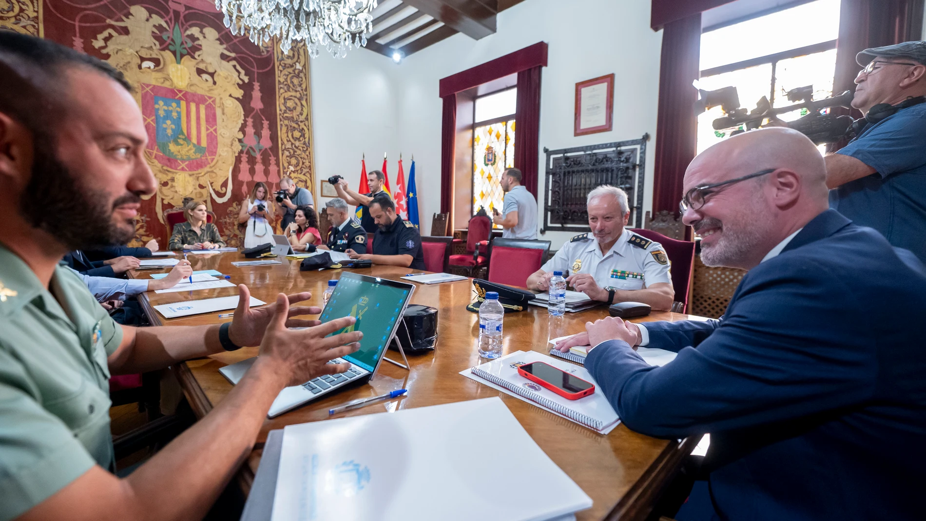 El delegado del Gobierno en la Comunidad de Madrid, Francisco Martín, y la alcaldesa de Alcalá de Henares, Judith Piquet, durante la Junta Local de Seguridad de Alcalá de Henares, a 17 de julio de 2025, en Alcalá de Henares, Madrid (España). Esta Junta tiene lugar en un contexto marcado por la tensión tras los disturbios registrados en Alcalá, a raíz de la violación sufrida por una joven de 21 años en las inmediaciones del CAED el pasado 28 de mayo. En los días posteriores al suceso se llevar...