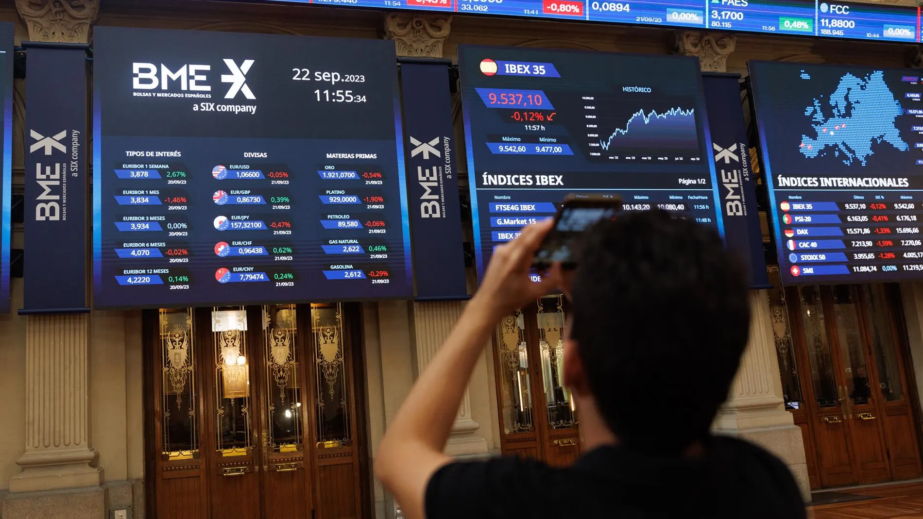 Economía/Bolsa.- El Ibex 35 busca de nuevo recuperar los 14.000 puntos tras subir un 0,63% en la media sesión
