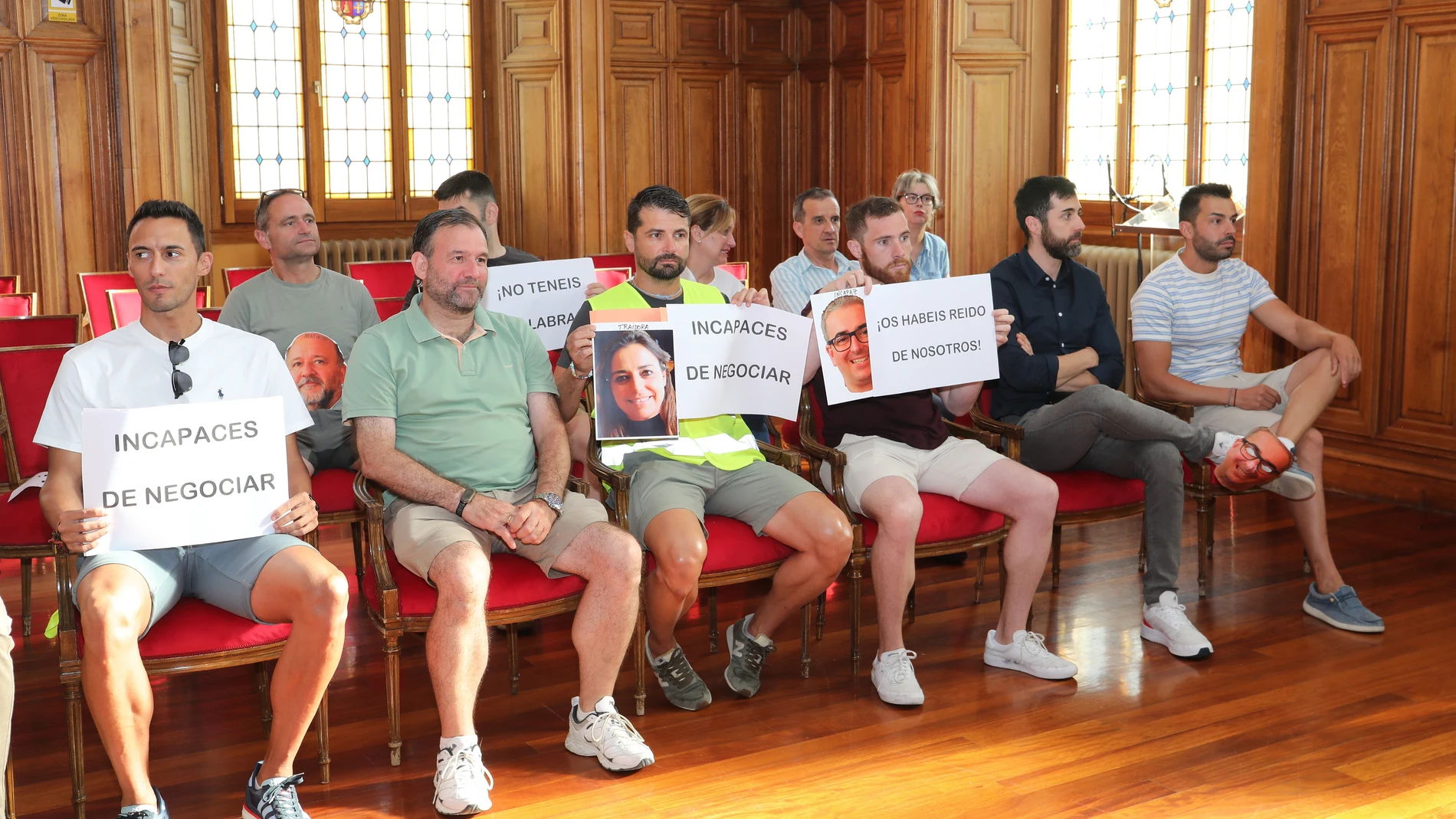 Una decena de policías locales de Palencia protestan en el Pleno por el incumplimiento de un acuerdo salarial