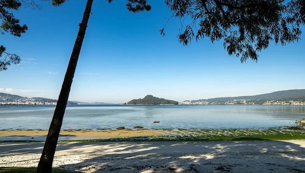 La isla desde la Playa de Cabeceira.