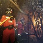 Militares de la UME colaboran en las labores de extinción del incendio declarado este jueves en Méntrida (Toledo)