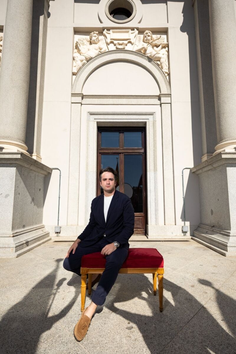 Xabier Anduaga en los exteriores del Teatro Real