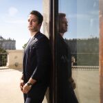 El tenor Xabier Anduaga en los exteriores del Teatro Real