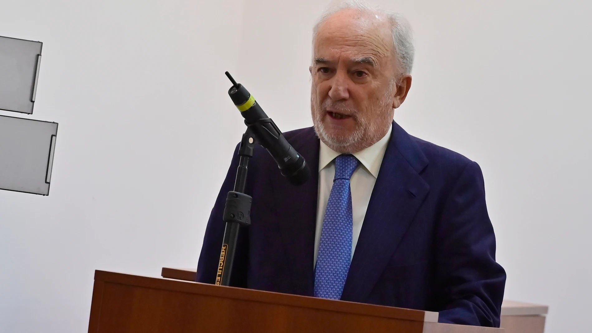 AME3548. BUENOS AIRES (ARGENTINA), 17/07/2025.- El director de la Real Academia Española (RAE) y presidente de la Asociación de Academias de la Lengua Española (Asale), el español Santiago Muñoz Machado, habla durante la toma de posesión como miembro correspondiente de la Academia Argentina de Letras este jueves, en Buenos Aires (Argentina). EFE/ Matías Martin Campaya