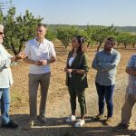 La consejera de Agricultura Sara Rubira durante una visita a un campo de almendros en Caravaca