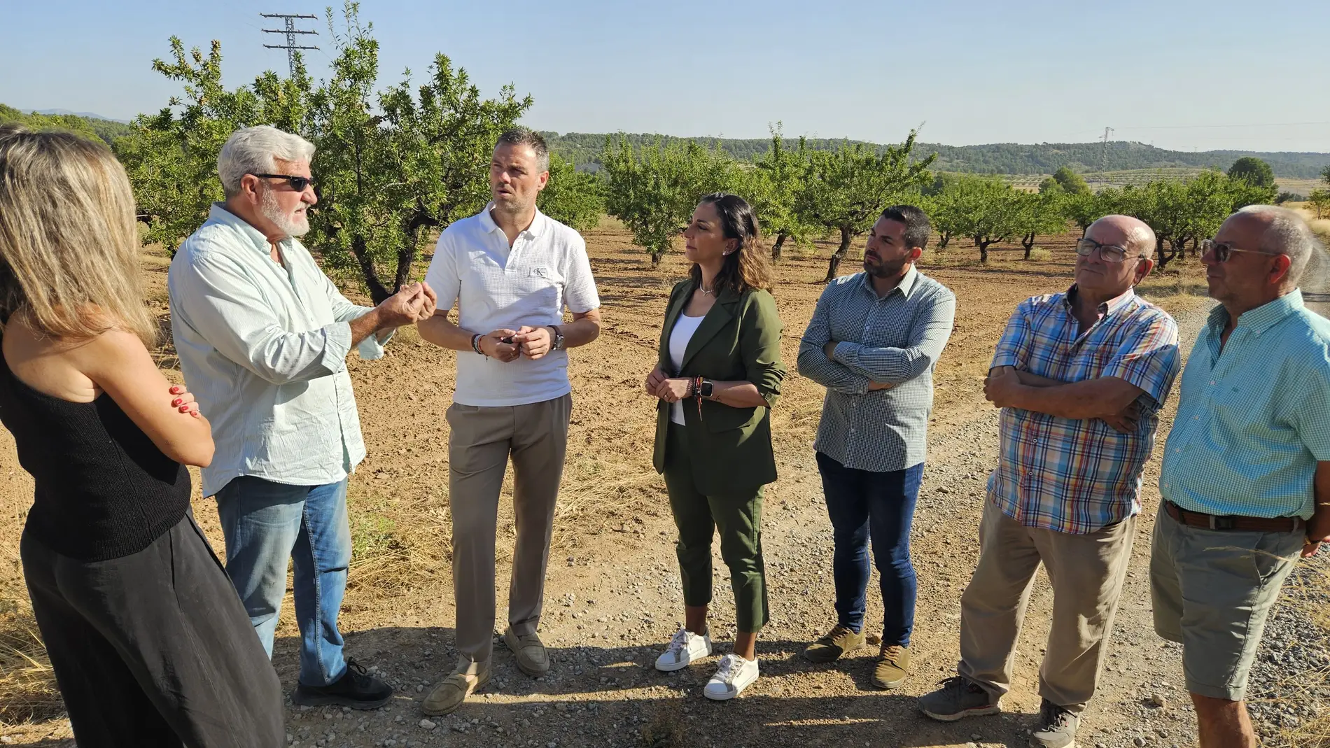 La consejera de Agricultura Sara Rubira durante una visita a un campo de almendros en Caravaca