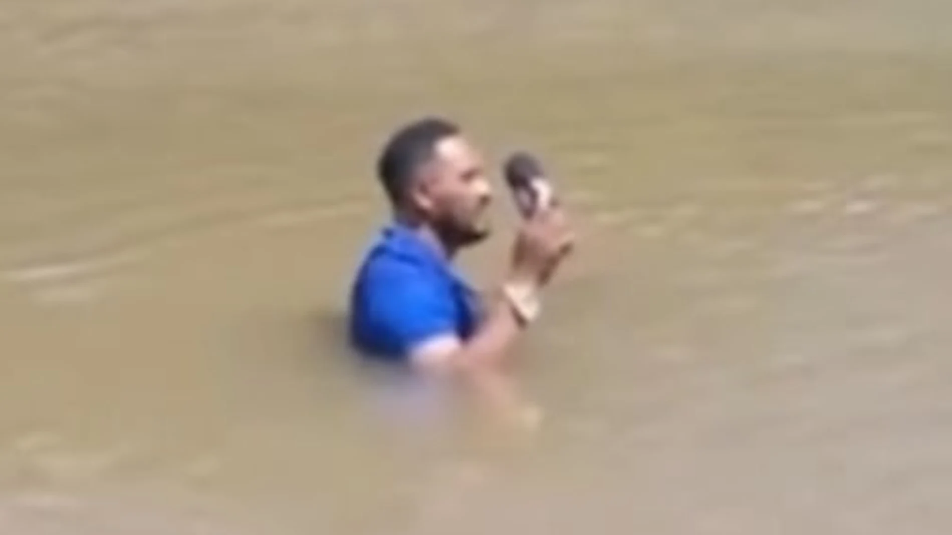 Las imágenes muestran el momento exacto en que Frazão, al notar el contacto con algo bajo el agua, alertó a las autoridades