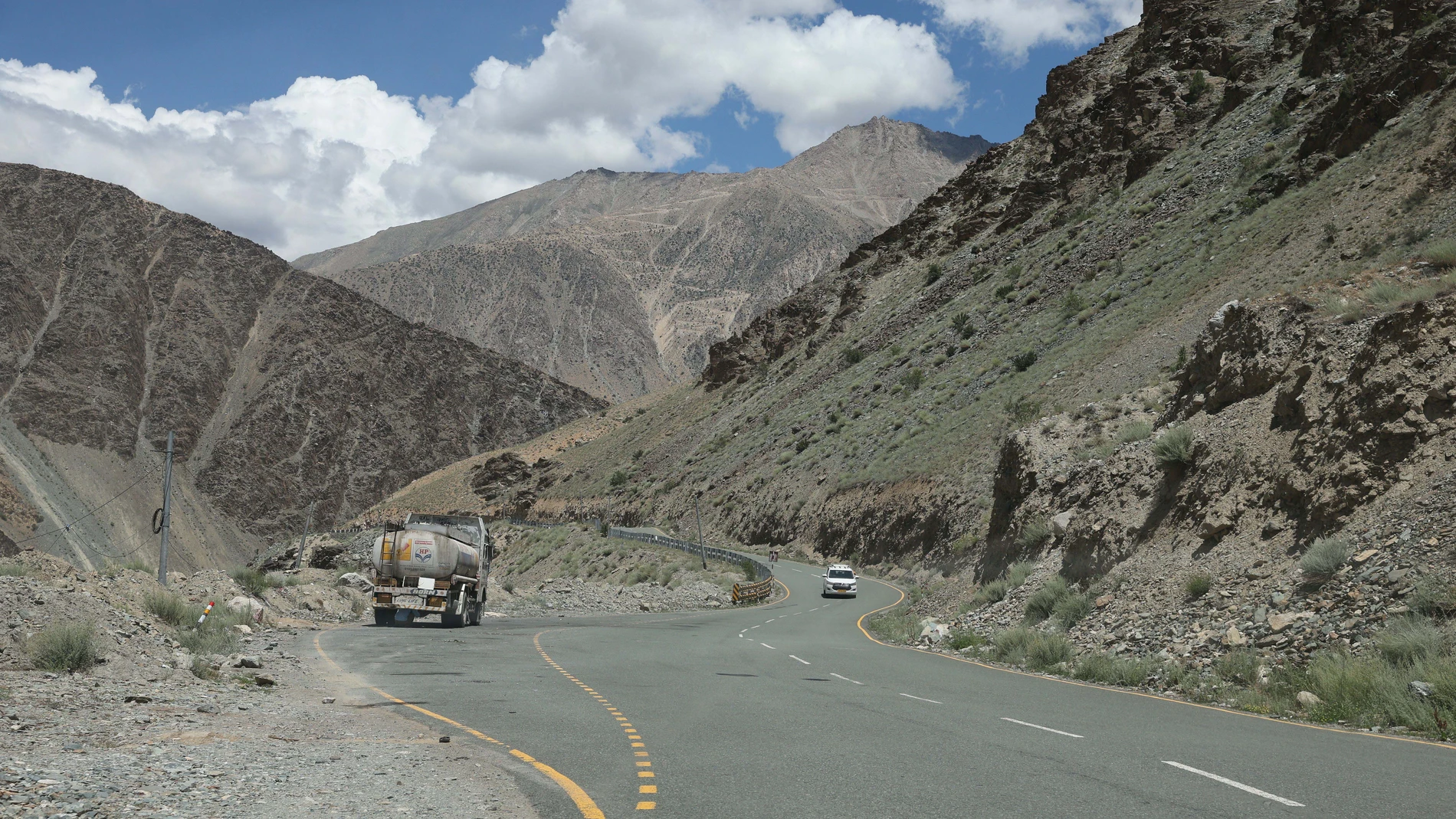 KARGIL (India), 18/07/2025.- Vehicles drive along a mountain road at Zojila, India, 18 July 2025. The 14th Dalai Lama, the Tibetan Buddhist spiritual leader, is visiting the cold desert region of Ladakh for a month and will attend various religious gatherings during his stay. His last visit to Ladakh took place in 2023. EFE/EPA/FAROOQ KHAN