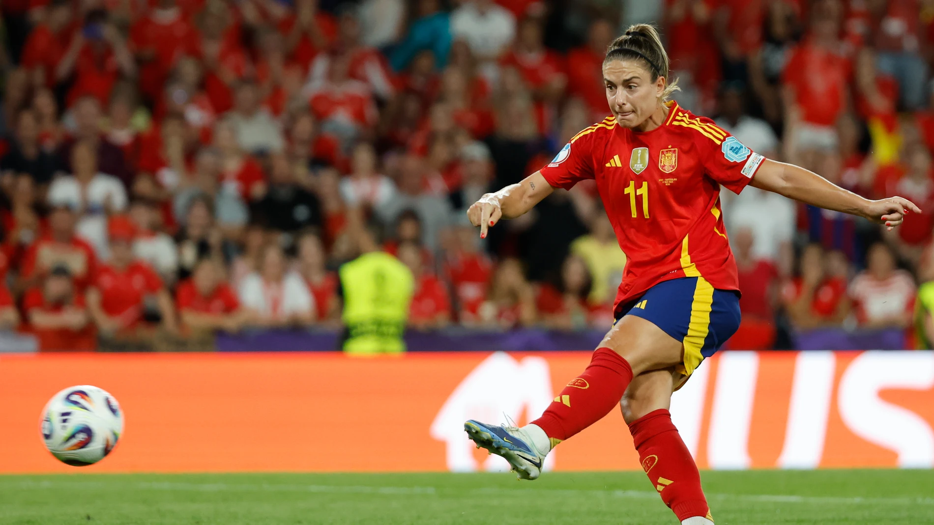 BERNA (SUIZA), 18/07/2025.- La centrocampista de la selección española Alexia Putellas realiza un disparo durante el partido de cuartos de final de la Eurocopa 2025 que Suiza y España disputan este viernes en el estadio de Wankdorf, en Berna. EFE/Ana Escobar