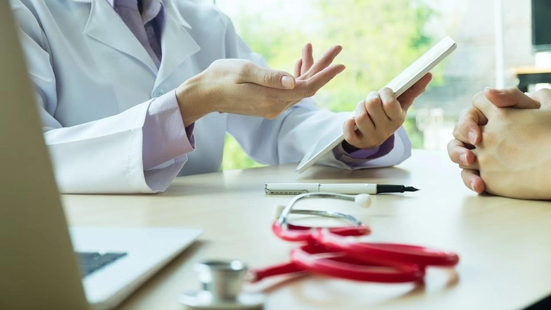 Consulta médica. REMITIDA / HANDOUT por DOCTORALIA Fotografía remitida a medios de comunicación exclusivamente para ilustrar la noticia a la que hace referencia la imagen, y citando la procedencia de la imagen en la firma 18/07/2025