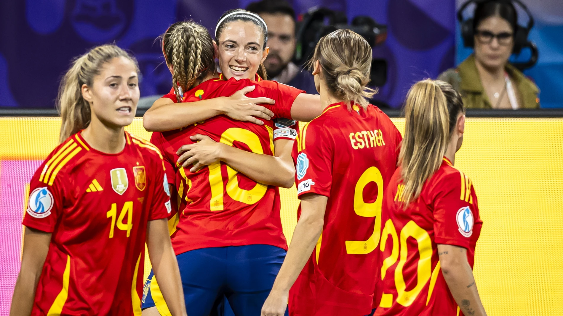 Bern (Switzerland), 18/07/2025.- Spain's Athenea Del Castillo (2-L) celebrates scoring the 1-0 goal with her teammate Aitana Bonmati and others during the UEFA Women's EURO 2025 quaterfinal soccer match between Spain and Switzerland in Bern, Switzerland, 18 July 2025. (España, Suiza) EFE/EPA/MICHAEL BUHOLZER
