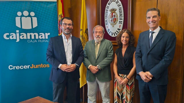 Imagen de la firma del acuerdo de colaboración entre el Colegio de Médicos de Sevilla y Cajamar