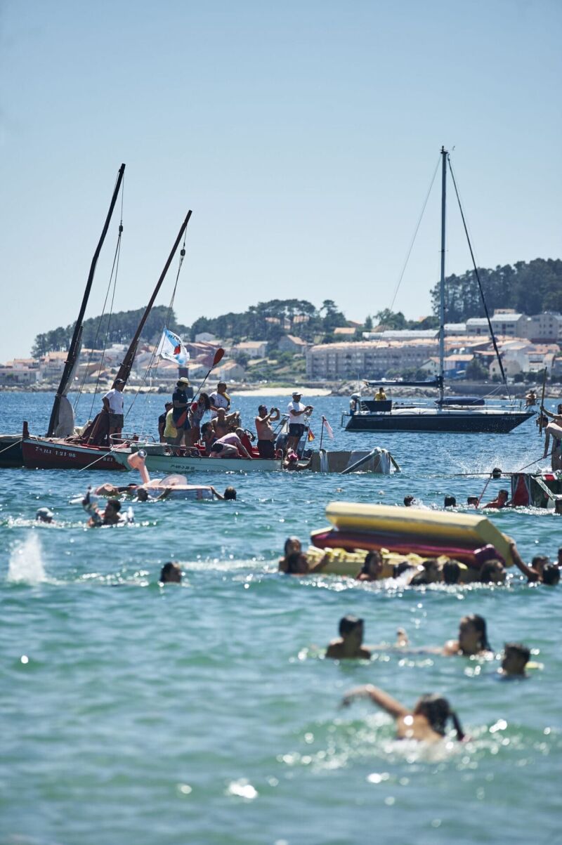 Vecinos de Ribeira pasándolo bien en sus tradicionales dornas