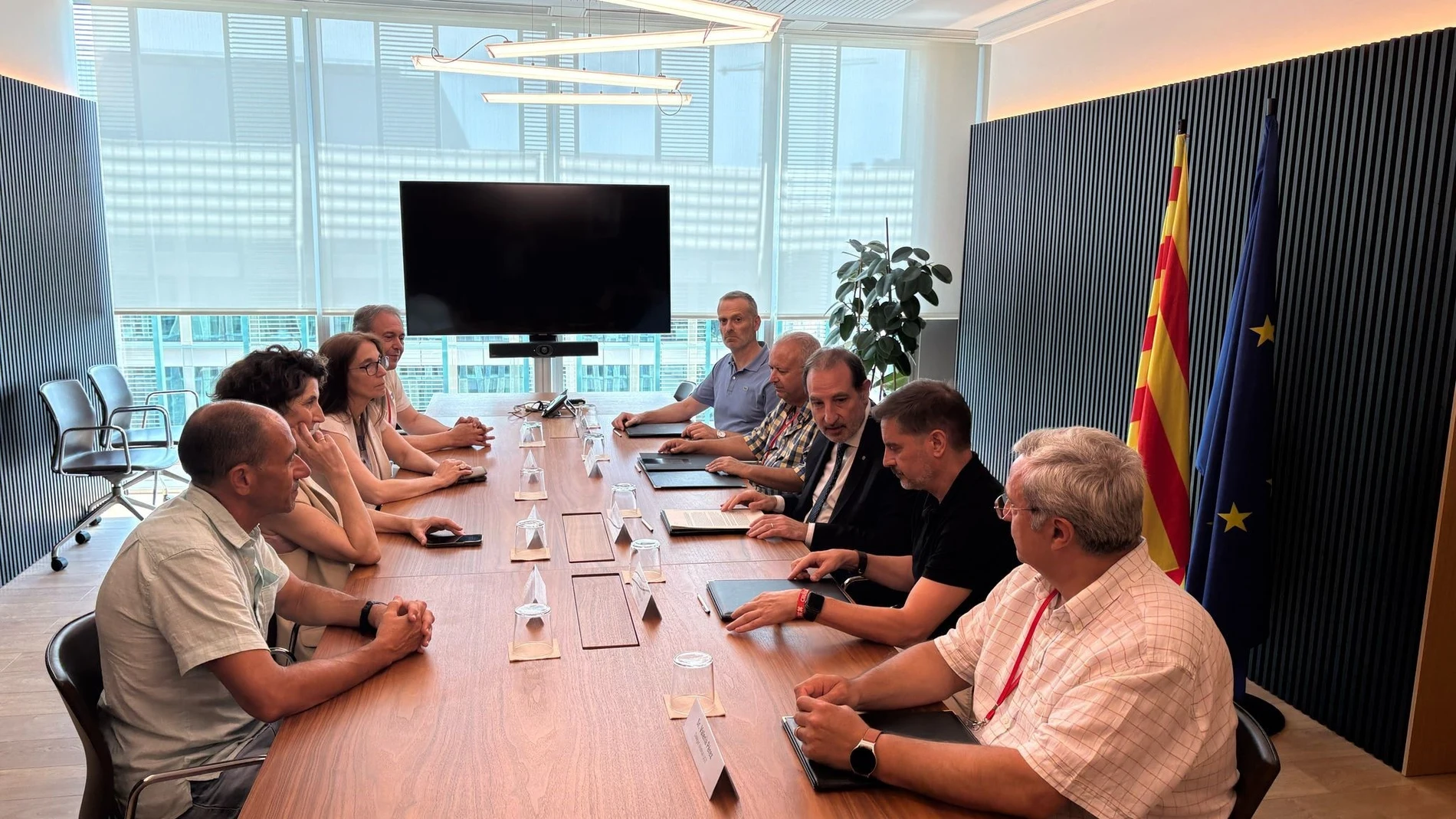 El conseller de Justicia y Calidad Democrática, Ramon Espadaler, y representantes sindicales en la reunión para el acuerdo REMITIDA / HANDOUT por GOVERN Fotografía remitida a medios de comunicación exclusivamente para ilustrar la noticia a la que hace referencia la imagen, y citando la procedencia de la imagen en la firma 18/07/2025