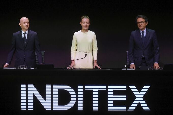 La presidenta de Inditex, Marta Ortega (c) junto al consejero delegado, Óscar García Maceiras (i) durante la Junta General de Accionistas de la compañía celebrada este martes en la sede de la multinacional textil en Arteixo (A Coruña). 