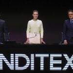 La presidenta de Inditex, Marta Ortega (c) junto al consejero delegado, Óscar García Maceiras (i) durante la Junta General de Accionistas de la compañía celebrada este martes en la sede de la multinacional textil en Arteixo (A Coruña). 
