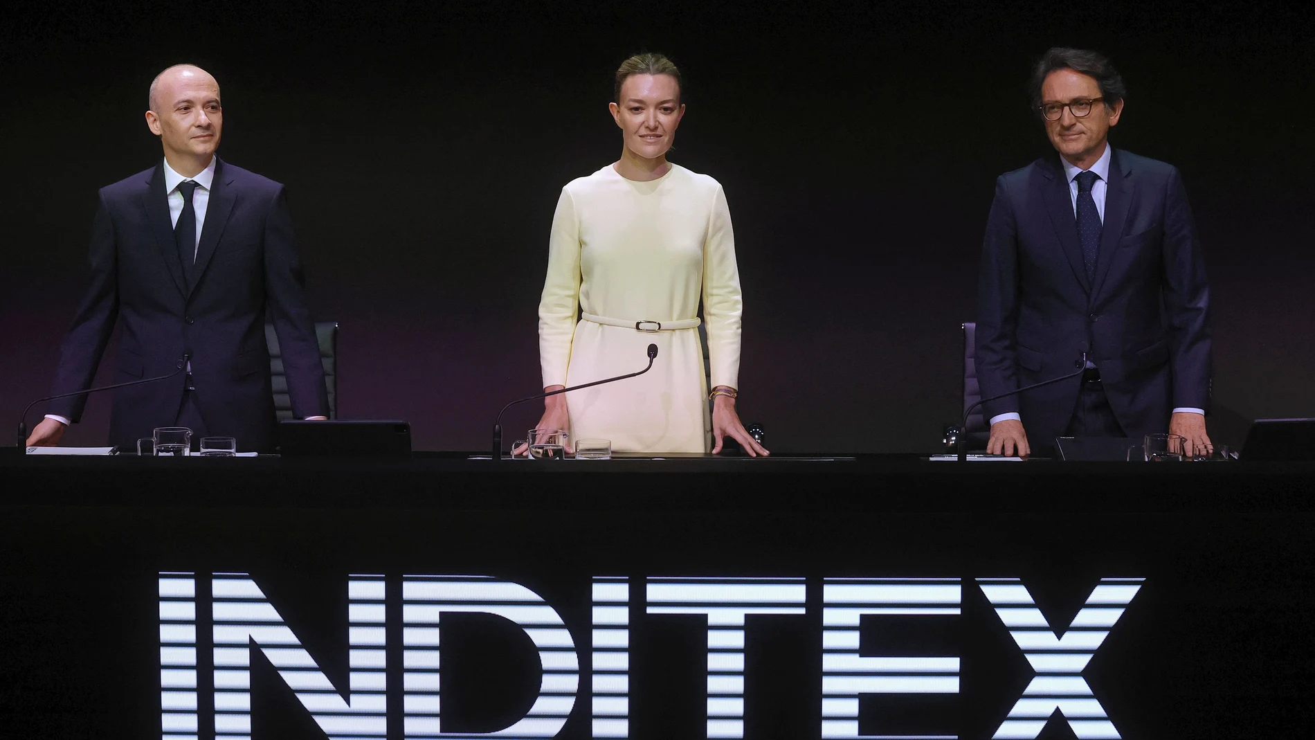 La presidenta de Inditex, Marta Ortega (c) junto al consejero delegado, Óscar García Maceiras (i) durante la Junta General de Accionistas de la compañía celebrada este martes en la sede de la multinacional textil en Arteixo (A Coruña).