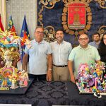 El alcalde de Alicante, Luis Barcala, y los artistas Pedro Espadero y Sergio Gómez con las Hogueras oficiales de 2026