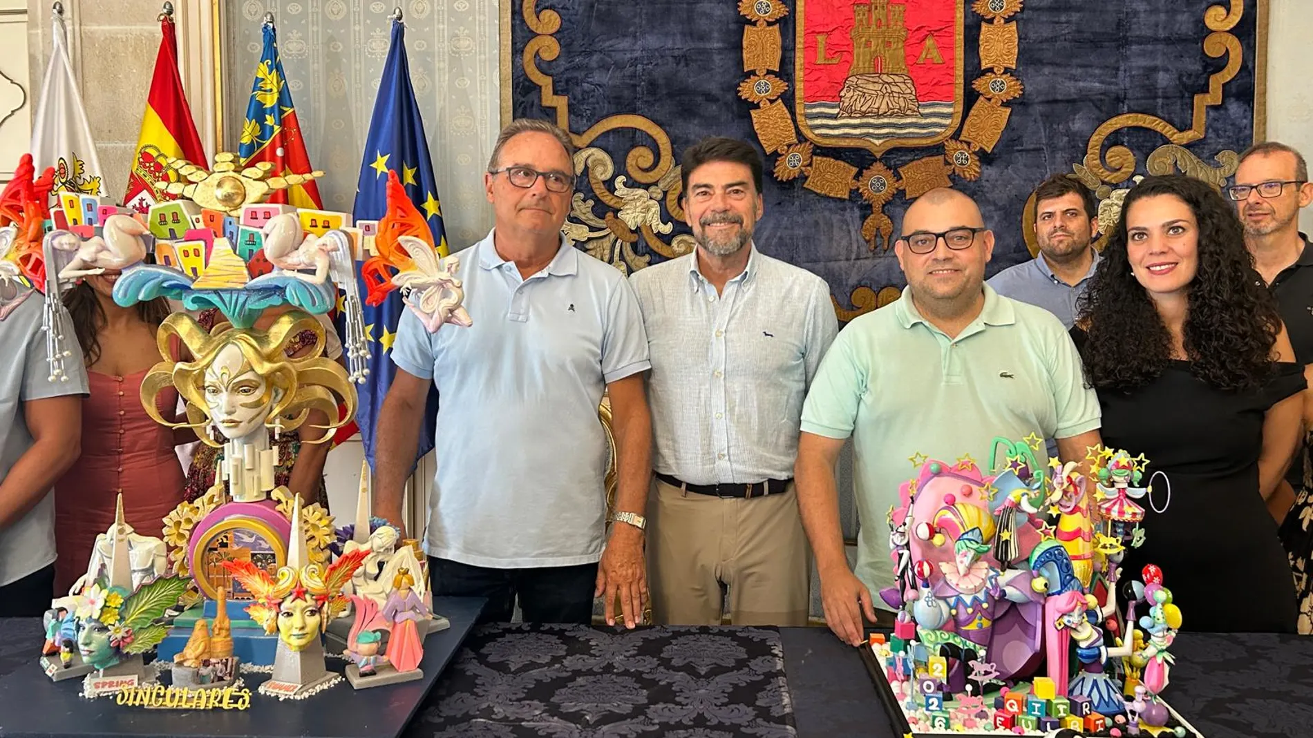 El alcalde de Alicante, Luis Barcala, y los artistas Pedro Espadero y Sergio Gómez con las Hogueras oficiales de 2026