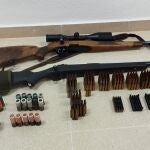 Armas y munición intervenidas por la Guardia Civil en una vivienda de Nacimiento (Almería) donde se localizó una plantación indoor de marihuana