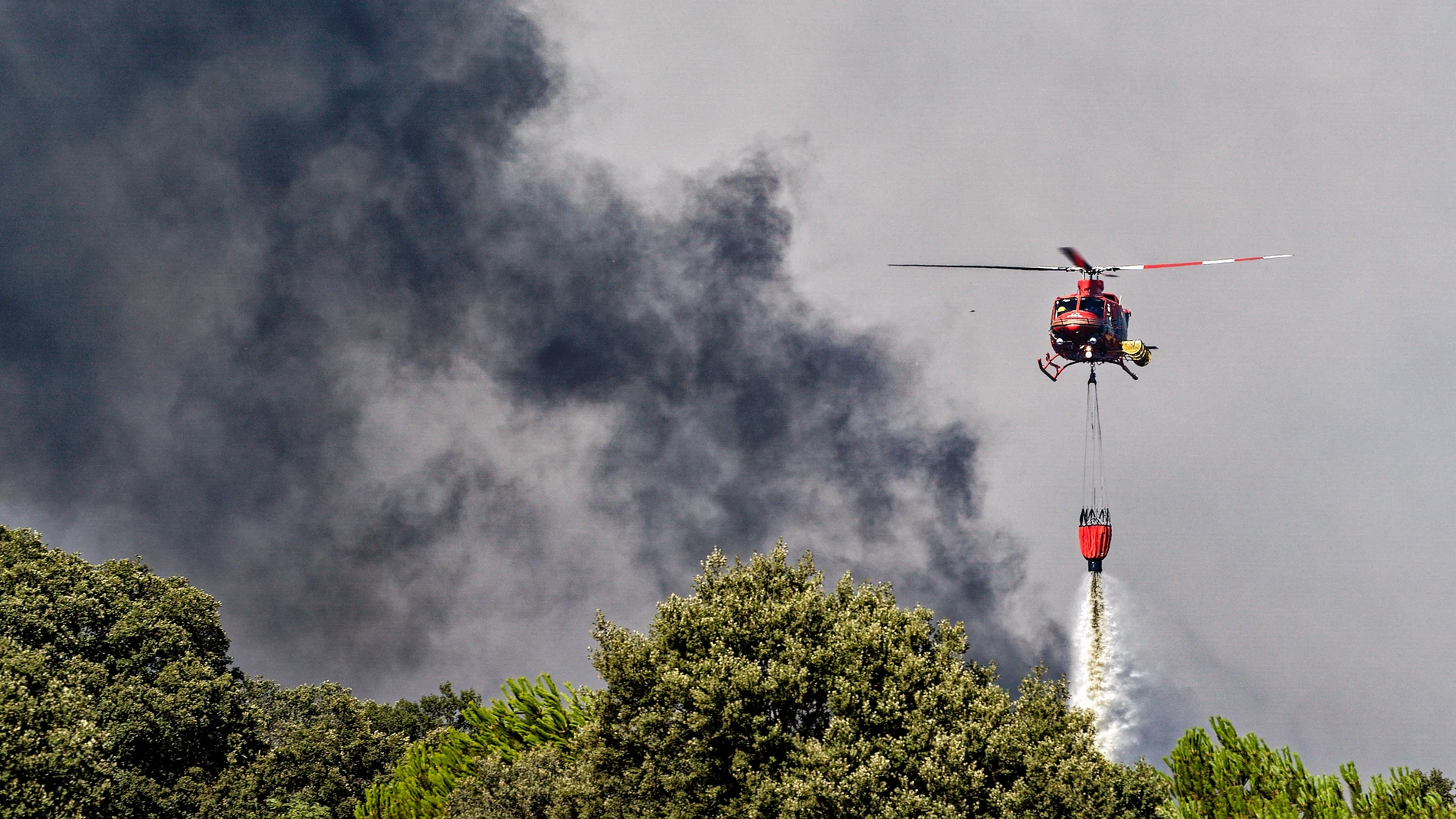 FOTODELDÍA - NAVALUENGA (ÁVILA), 18/07/2025.- Efectivos luchan contra las llamas de un incendio forestal declarado en el término municipal de Navaluenga (Ávila), este viernes. EFE/Raúl Sanchidrián