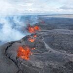 Una vista aérea muestra lava emergiendo de una erupción volcánica cerca de Grindavik, Reykjanes, Islandia, este jueves. Según la Oficina Meteorológica de Islandia, un flujo de magma comenzó en la cordillera del cráter Sundhnuk el 16 de julio. 