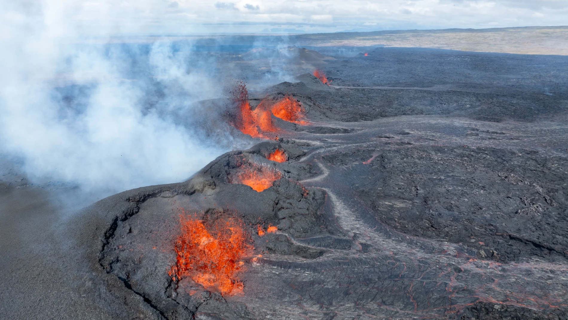 Una vista aérea muestra lava emergiendo de una erupción volcánica cerca de Grindavik, Reykjanes, Islandia, este jueves. Según la Oficina Meteorológica de Islandia, un flujo de magma comenzó en la cordillera del cráter Sundhnuk el 16 de julio.