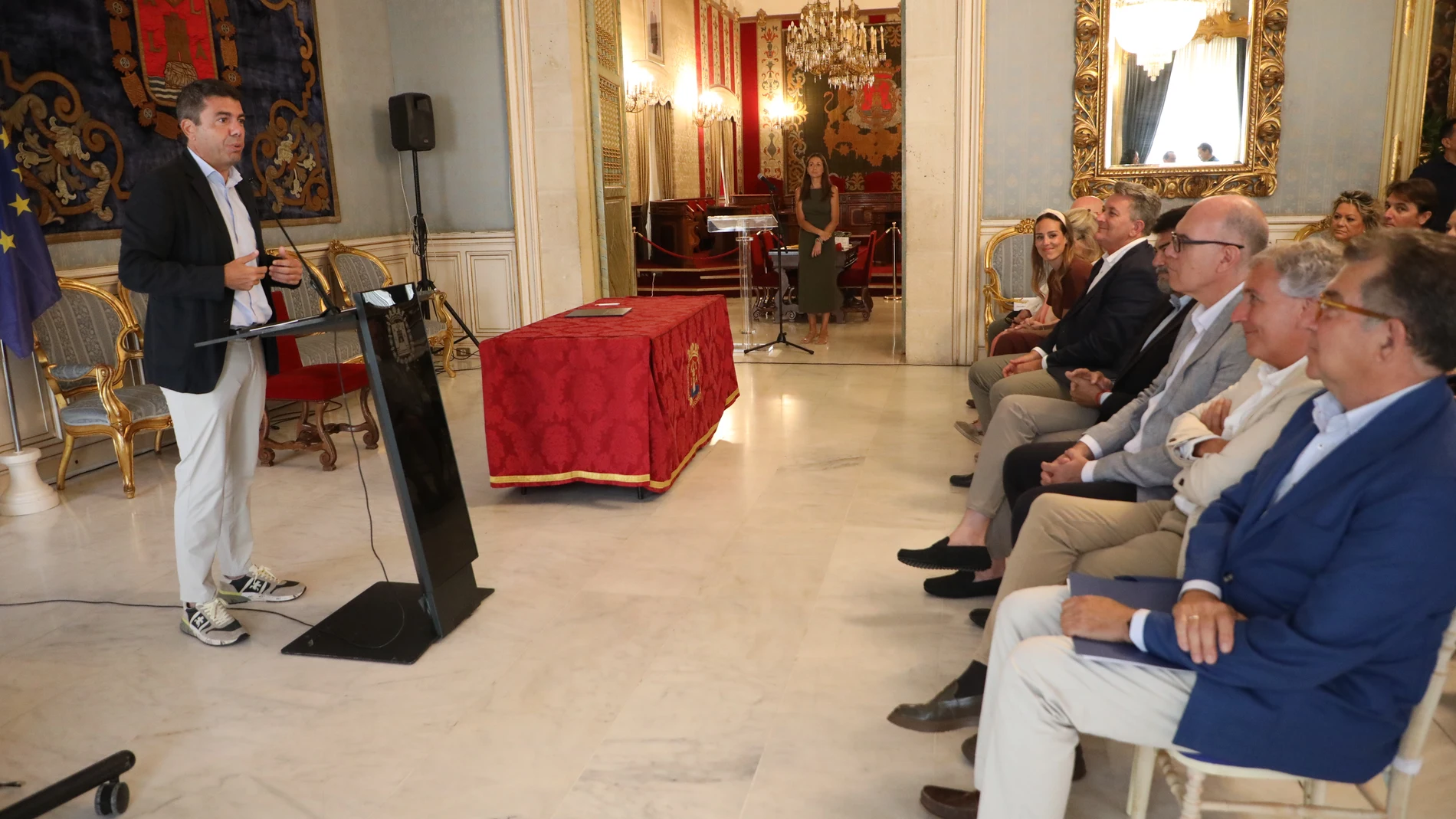 El presidente de la Generalitat, Carlos Mazón, explica en el Salón Azul del Ayuntamiento de Alicante el proyecto de regeneración de la Serra Grossa