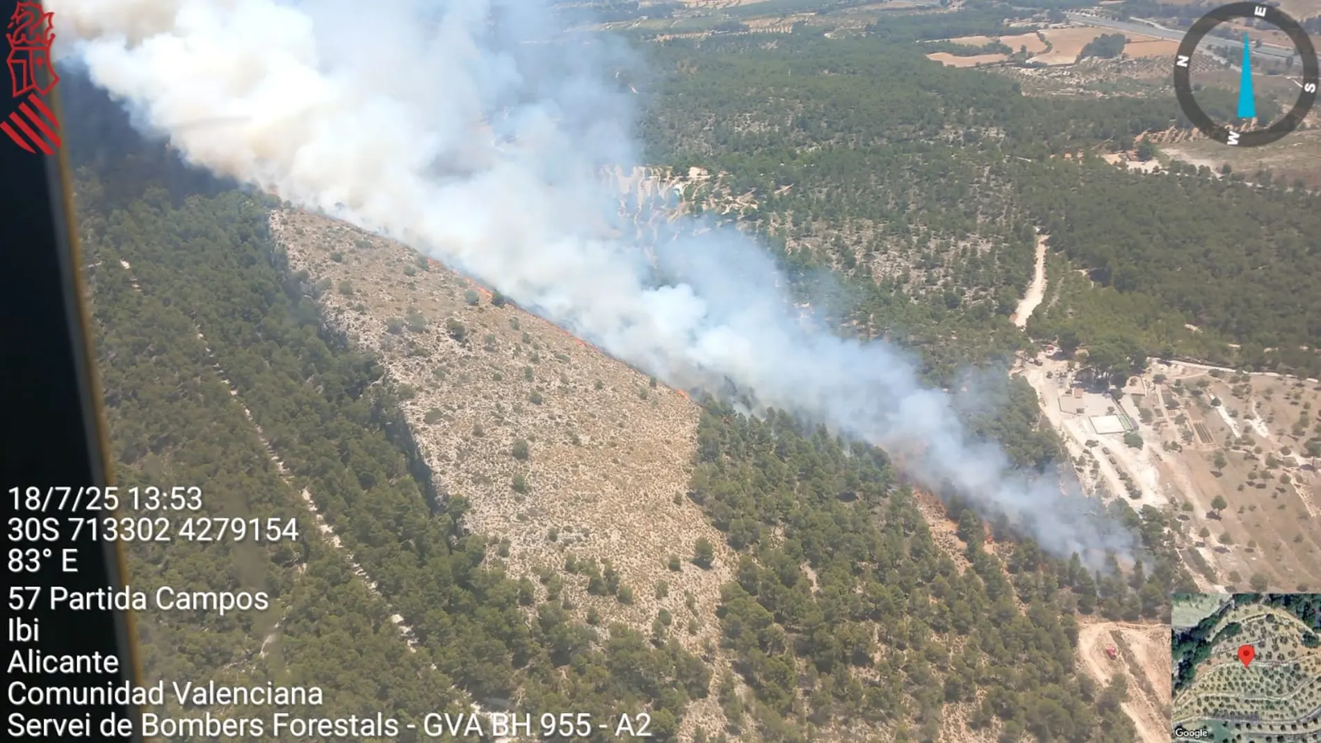 El incendio forestal de Ibi (Alicante) entra en el parque de la Font Roja