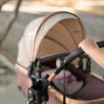 Un bebe cae 50 metros y rueda varias veces en su carrito durante una caminata por la montaña