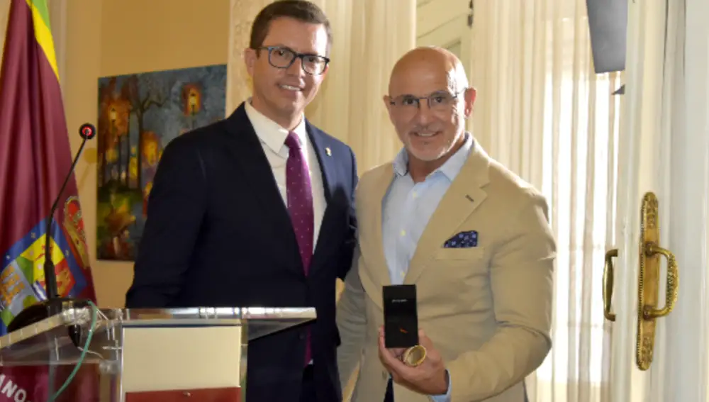 José Antonio Rupérez entrega el premio a Luis de la Fuente Foto: Julio Prado (Centro Riojano de Madrid)