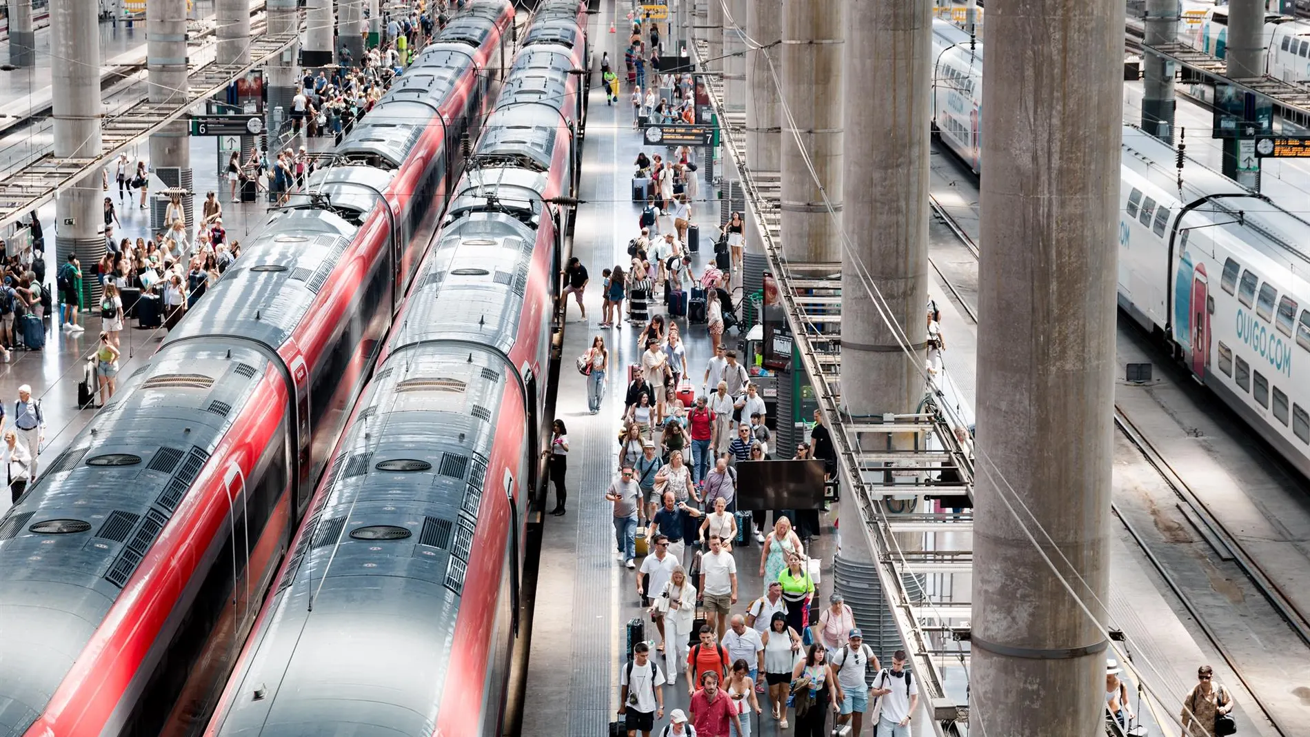 MADRID.-Los trenes AVE en Atocha se demoran unos 15 minutos por una incidencia en la señalización
