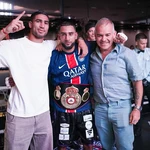 Achraf Hakimi, Moussa Gholam y Gilberto Mendoza (presidente de la WBA)
