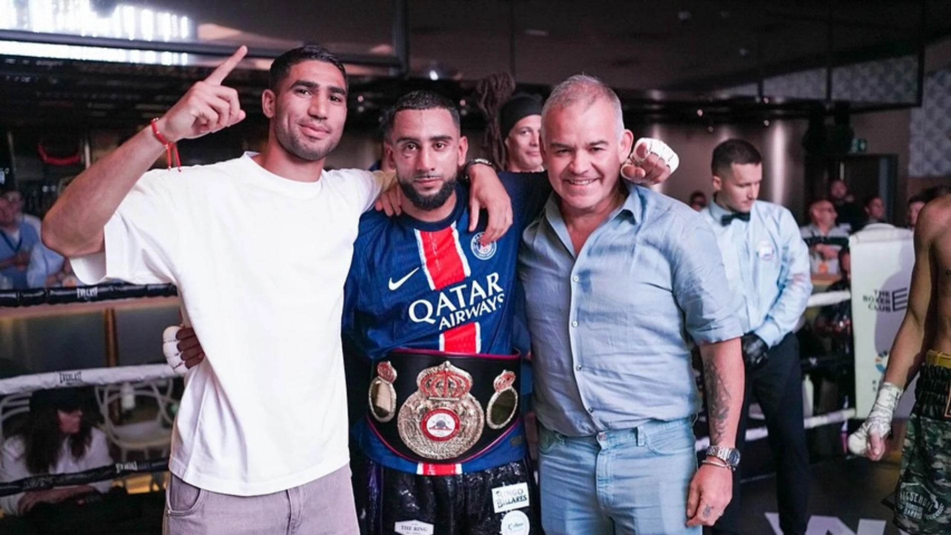 Achraf Hakimi, Moussa Gholam y Gilberto Mendoza (presidente de la WBA)