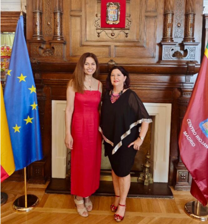 Nasrin Zhiyan con la periodista Ana Belén Toribio.