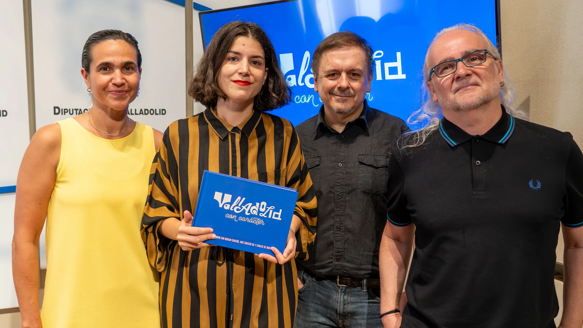 Eduardo Margareto / ICAL . Los autores (de I a D) Miriam Chacón, Laura Asensio, José Ignacio Gil y Carlos de Miguel, presentan el libro ‘Valladolid con carácter’, patrimonio gráfico de los rótulos de Valladolid