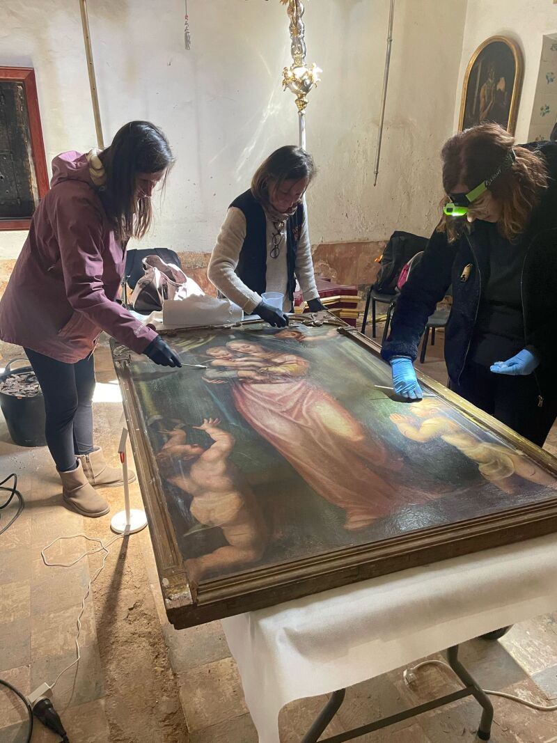 Los técnicos del Instituto Valenciano de Conservación, Restauración e Investigación (IVCR+i), trabajando en uno de los municipios afectados