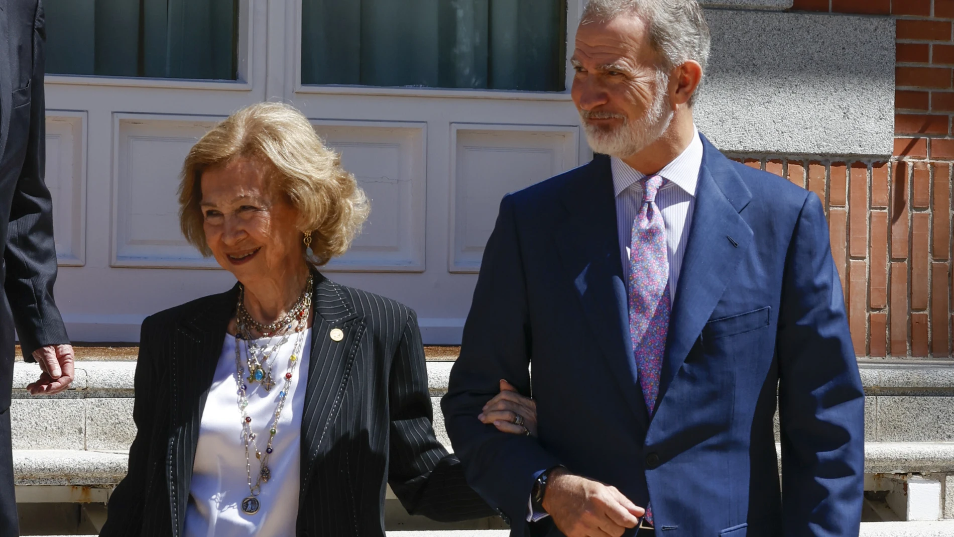 El look de la Reina Sofía junto a su hijo.