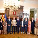 Luis de la Fuente con la junta directiva del Centro Riojano de Madrid y los premiados. Foto: Centro Riojano de Madrid