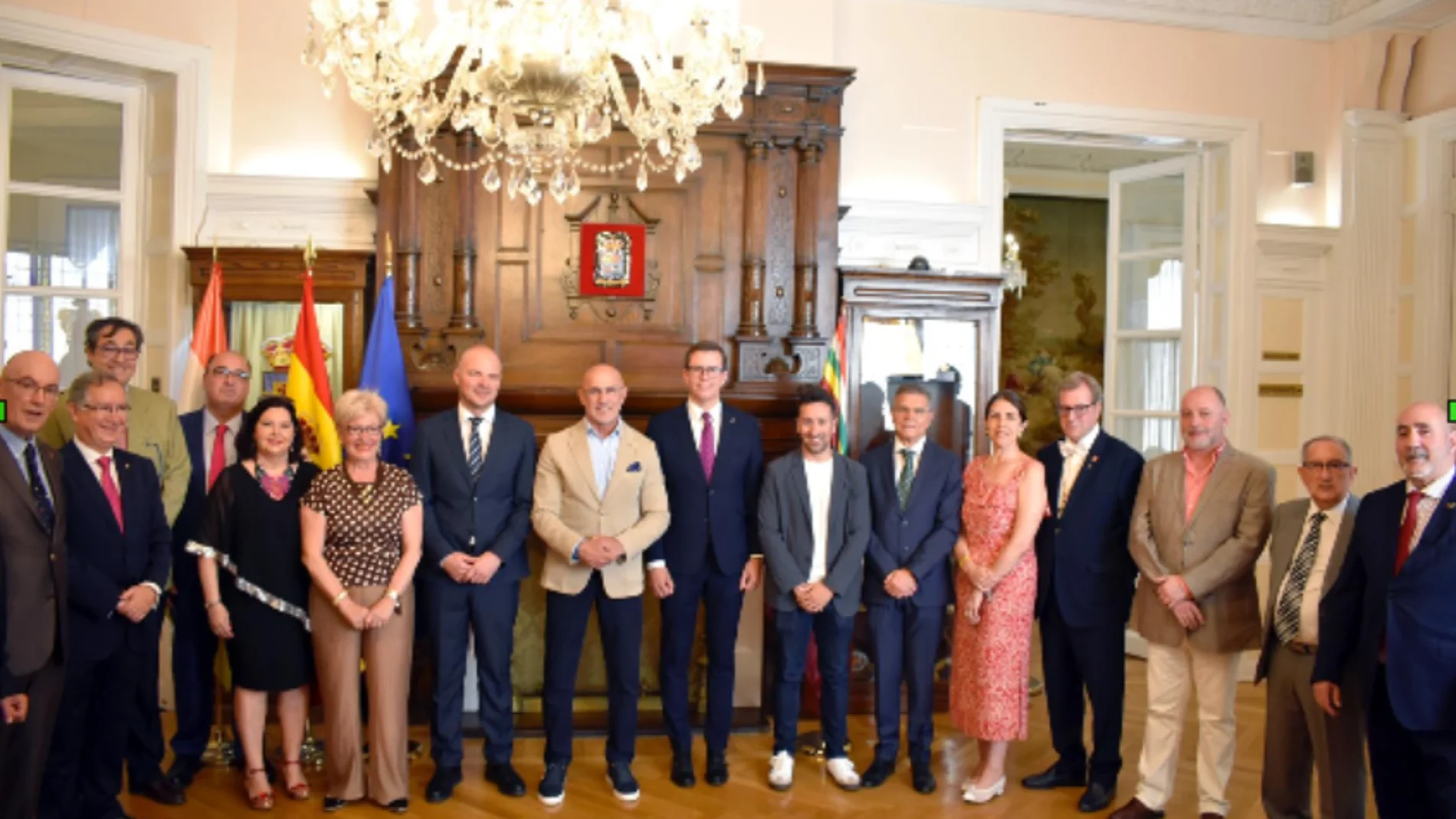 Luis de la Fuente con la junta directiva del Centro Riojano de Madrid y los premiados. Foto: Centro Riojano de Madrid