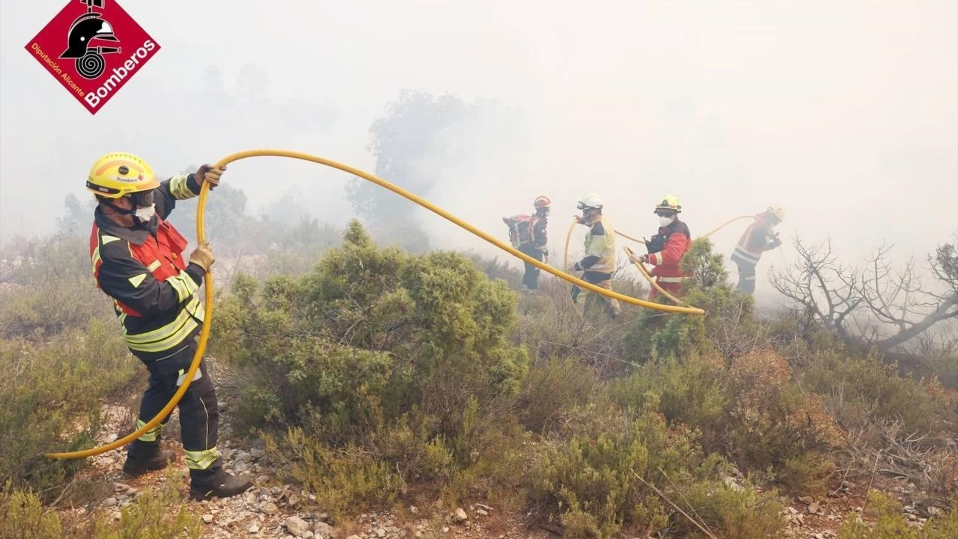 Consorcio Provincial de Bomberos de Alicante en el incendio forestal de Ibi REMITIDA / HANDOUT por CONSORCIO PROVINCIAL DE BOMBEROS DE ALICANTE Fotografía remitida a medios de comunicación exclusivamente para ilustrar la noticia a la que hace referencia la imagen, y citando la procedencia de la imagen en la firma 18/07/2025